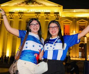 Imagen de archivo que muestra a dos turistas hondureñas en el centro histórico de San Salvador.