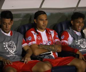 Hasta el momento, “El Gullit” Peña solamente ha podido estar en el banquillo aguardando por su debut con los Cocoteros.