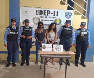 Judith McBride y Catherine Laínez, detenidas junto a la supuesta arma homicida.