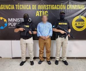 Guido Adolfo Martínez Fúnez, afirma la fiscalía, aprovechó su cargo para ganarse la confianza de la víctima, iniciando el contacto al solicitarle su número celular.