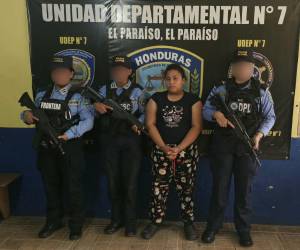 Ricci Mabel Rodríguez Amador, al ser arrestada por agentes de diferentes unidades policiales, en Trojes.