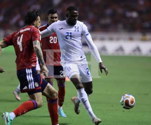 Los jugadores de la selección de Honduras ya calienta en la previa a partido ante Costa Rica.