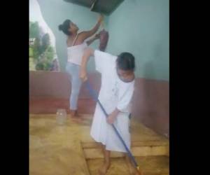 Con trapeadores y escobas intentan sacar el agua del lugar donde se encuentran albergados.