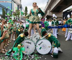 Brittany Alvarado llamó la atención al subirse sobre los tambores de la banda, protagonizando uno de los momentos más llamativos de la presentación.