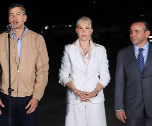 Fotografía cedida por la Alcaldía de Cali que muestra al presidente de Paraguay, Santiago Peña, hablando junto a la gobernadora del Valle del Cauca, Dilian Francisca Toro, y el alcalde de Cali, Alejandro Eder.