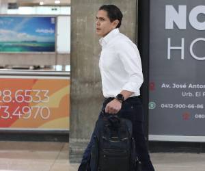 El opositor y exdiputado regional Lester Toledo, camina a su llegada a Venezuela este jueves.