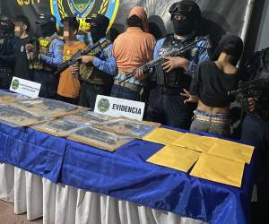 Las autoridades les imputan delitos como portación ilegal de armas, tráfico de drogas y asociación ilícita.