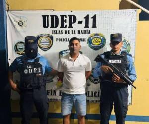 Agentes aeroportuarios detectaron irregularidades en la documentación presentada por un grupo de personas que pretendía viajar hacia Canadá.