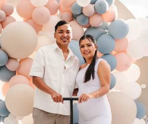 El youtuber salvadoreño Alfredo Larín y su esposa Yudith Vargas organizaron una reunión privada para realizar la revelación de género de su primer hijo, acompañados por familiares y amistades cercanas.