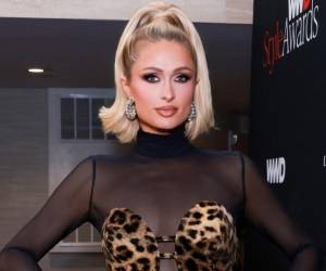 La década de los 2000 vio nacer a Paris Hilton, una icónica figura de la cultura pop que cautivó al mundo con un estilo de vida extravagante, pero que, tras esa fachada de rubia tonta alimentada por la prensa rosa, se ocultaba una realidad de acoso mediático y misoginia que se ensañaba con toda una generación de mujeres jóvenes en la industria.
