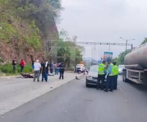 Autoridades policiales llegaron al lugar para acordonar la zona e iniciar las investigaciones correspondientes.