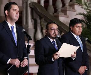 El secretario de Estado en Comunicación y Estrategia, José Augusto Argueta, junto al ministro de Finanzas, Emilio Hernández, y el presidente del Banco Central hondureño, Roberto Lagos, en una rueda de prensa.
