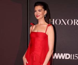 La actriz Anne Hathaway, a la que consideraba tan cercana, que incluso llegó a llamarla “hija”, es una de las grandes musas del diseñador italiano Valentino. Ella ha modelado varios de sus vestidos más icónicos.