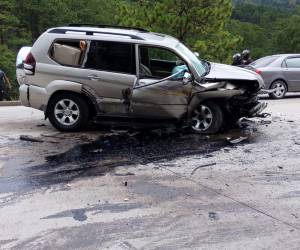El impacto provocó un derramamiento de aceite y gasolina en la carretera.