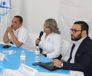 La comisionada presidenta de la UFTF, Ivonne Ardón (centro) al momento de presentar a Juan Pablo Hernández Agurcia (derecha) como nuevo comisionado interino de la institución.