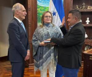 El presidente Nasry Asfura juramentó a Bladimir Baca como subsecretario de Comunicaciones.