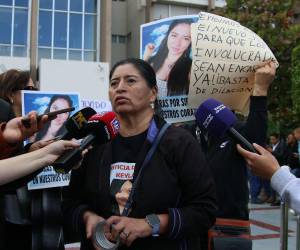 Doña Norma Rodríguez, otros familiares y amigos de la familia, llegaron a la Corte Suprema de Justicia (CSJ), para pedir justicia por muerte de Keyla Martínez.
