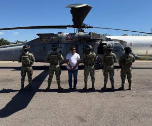 García Harfuch explicó que el detenido cuenta con una orden de aprehensión en México y es requerido por autoridades de Estados Unidos con fines de extradición.