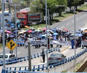 Luego de la asamblea extraordinaria, los médicos salieron a las calles, bloqueando los carriles del bulevar Fuerzas Armadas en la capital.