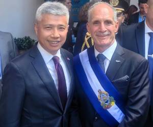 Yu Bo, embajador de China en Honduras, junto al presidente Nasry Asfura en su toma de posesión.