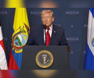 El mandatario estadounidense se dirige a los invitados especiales.