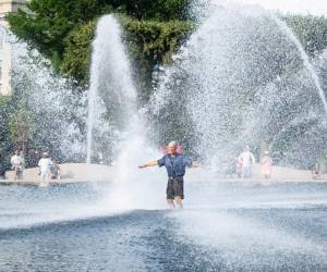 Ante la ola de calor en algunos estados, varias personas acuden a parques para refrescarse.