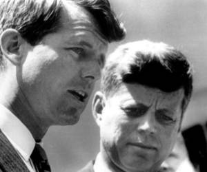 El exsenador Robert Kennedy Jr. fue asesinado a balazos el 5 de junio de 1968 en el Hotel Ambassador en los Ángeles, tras dar su discurso de celebración de su victoria en las primarias presidenciales de California.