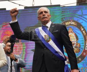 Nasry Asfura salió del Congreso para dirigirse a los ciudadanos tras ser juramentado.