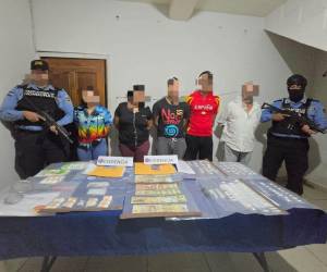 Agentes de la Policía Nacional detuvieron a tres hombres y una mujer a quienes les decomisaron drogas y otras evidencias y fueron enviados a la Fiscalía para continuar con el proceso judicial.