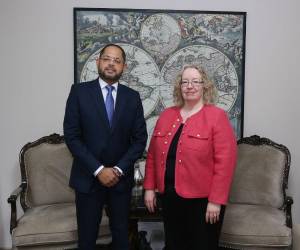 Colleen A. Hoey, encargada de Negocios de EE UU, se reunió con el fiscal Pablo Reyes para fortalecer la cooperación bilateral en la lucha contra el narcotráfico.