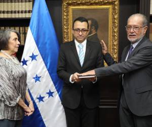 La secretaria de Relaciones Exteriores y Cooperación Internacional, fue la encargada de juramentar a Mariano Jiménez Talavera como embajador de Honduras en Italia.