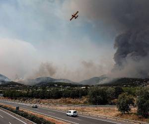 Los equipos de extinción comenzaron a contener el avance de varios focos, algunos ya desactivados, de los grandes incendios forestales que afectan al centro de España, donde se esperan aún momentos difíciles, tras quemarse 77,000 hectáreas en las provincias limítrofes de Madrid, Ávila y Toledo.