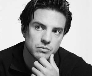 Mientras Vadhir Derbez niega la denuncia que una joven presentó en su contra en 2025, documentos judiciales revelan que en 2009 el artista ya había sido acusado formalmente de agresión física contra una menor de edad en Estados Unidos.