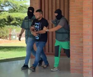 El hondureño Junior Fernandi Monge Góemez al momento de ser aprehendido por agentes de la Guardia Civil de España.