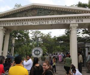 La protesta fue suspendida tras negociaciones con autoridades de Educación que se comprometieron a dar respuesta oficial sobre la dirección del centro educativo