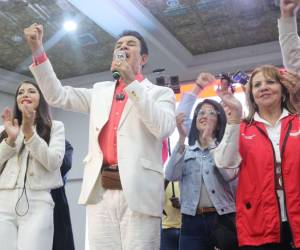 Salvador Nasralla afirma que las próximas actas cambiarán los resultados a su favor.