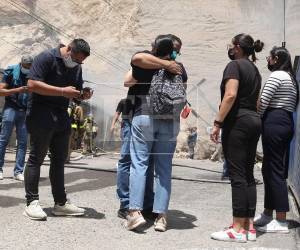 Con la esperanza de que Karen Girón siga con vida en alguna parte de la bodega afectada por el derrumbe en el anillo periférico, sus familiares esperan noticias en la zona del desastre. Se aferran a un milagro para poderla encontrar a salvo.