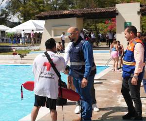 El ministro de Turismo, Andrés Ehrler, se ha desplazado personalmente por distintos puntos de Honduras supervisando el trabajo de atención de los turistas extranjeros y veraneantes nacionales.