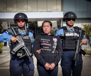 La mujer enfrenta acusaciones por homicidio, amenazas y privación injusta de la libertad, hechos que se derivaron de un conflicto pasional.