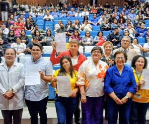 Las autoridades de la Sesal y del Hospital Escuela entregaron los acuerdos de permanencia a los empleados del centro asistencial.