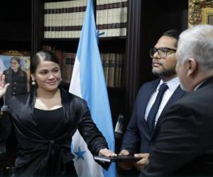 Momento donde la cantante Cesia Sáenz muestra juramente ante el canciller Enrique Reina.