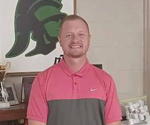 Jason Hughes espera a sus alumnos mientras le jugaban la broma para poder sorprenderlos.