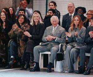 El rey Carlos III junto a la directora ejecutiva del British Fashion Council, Laura Weir inauguran la London Fashion Week, con su asistencia al desfile de la joven diseñadora británico-nigeriana Tolu Coker.