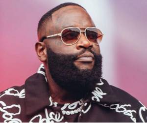 Rick Ross, de 50 años y cuyo nombre legal es William Leonard Roberts, afronta un cargo grave de agresión con estrangulamiento.