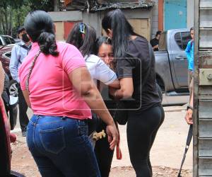 Familiares de Kevin Cruz, lloran desconsoladamente al retirar los restos mortales de us pariente, en Medicina Forense.