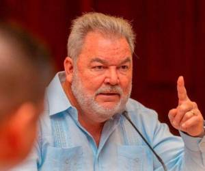 Ante los retrasos en el escrutinio especial, el presidente del Partido Liberal, Roberto Contreras, pidió a sus escrutadores presentarse de inmediato al CLE.