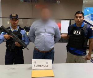 Presuntamente, después de haber obtenido la información, el acusado reveló dicha información a los familiares de las personas que defendía.