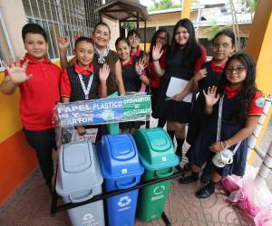 Los primeros centros educativos reciben los contenedores de reciclaje como parte del programa de Escuelas Amigables con el Ambiente de EL HERALDO.