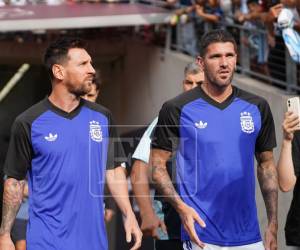 Lionel Messi salió al terreno de las acciones a realizar los trabajos, quien comenzará como suplente.