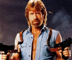 La familia de Chuck Norris confirmó su muerte en las primeras horas del viernes 20 de marzo a través de un comunicado publicado en sus redes sociales oficiales. Con profunda tristeza, nuestra familia anuncia el repentino fallecimiento de nuestro amado Chuck Norris ocurrido ayer por la mañana. Aunque preferimos mantener la privacidad sobre las circunstancias, queremos que sepan que estuvo rodeado de su familia y que falleció en paz, se leía en el mensaje.